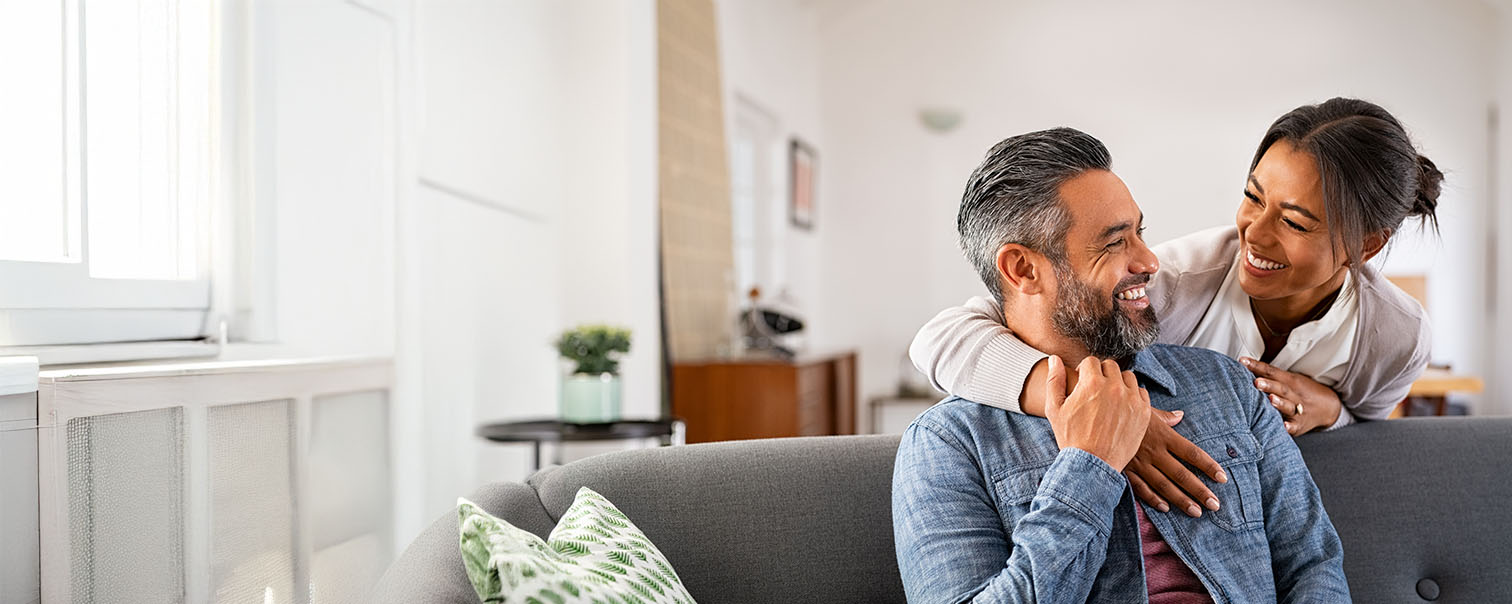 Koppen dat naar elkaar lacht  als illustratie voor de pagina pensioensparen met gewaarborgde rentevoet van DVV 
