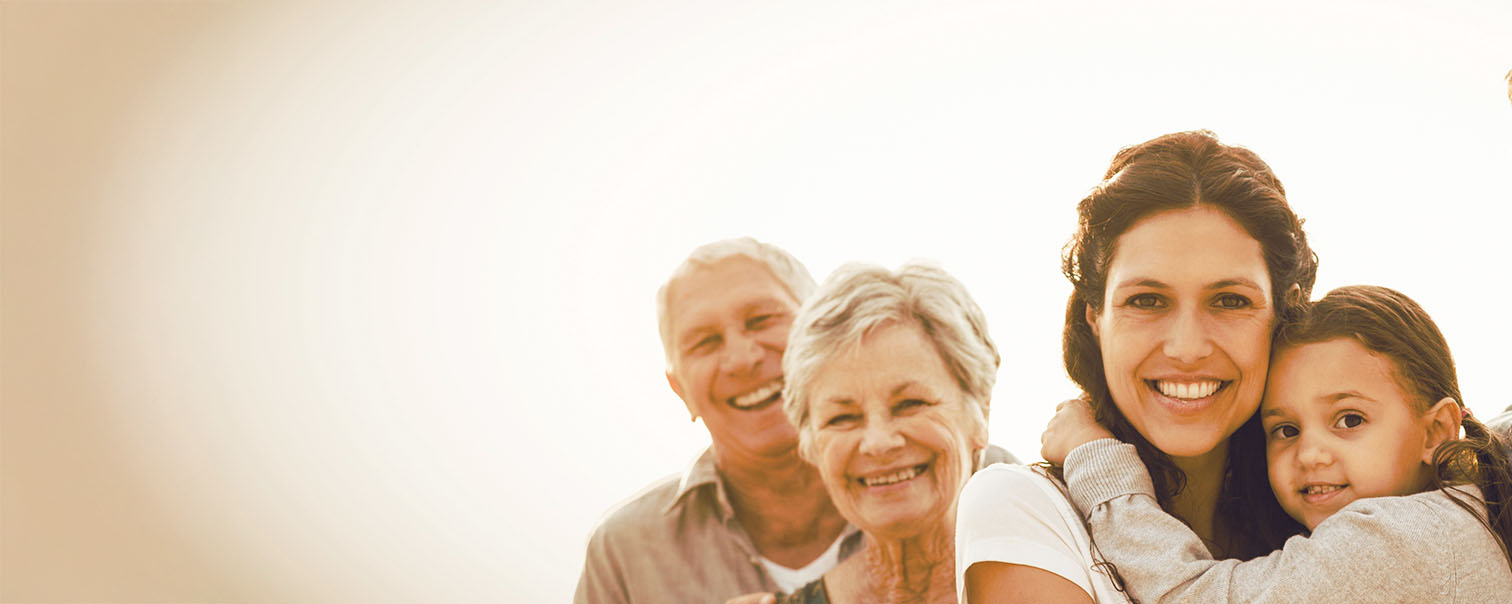 Famille avec grands-parents, parents et (beau-)enfants pour illustrer la page épargne-pension combinée à une assurance Obsèques