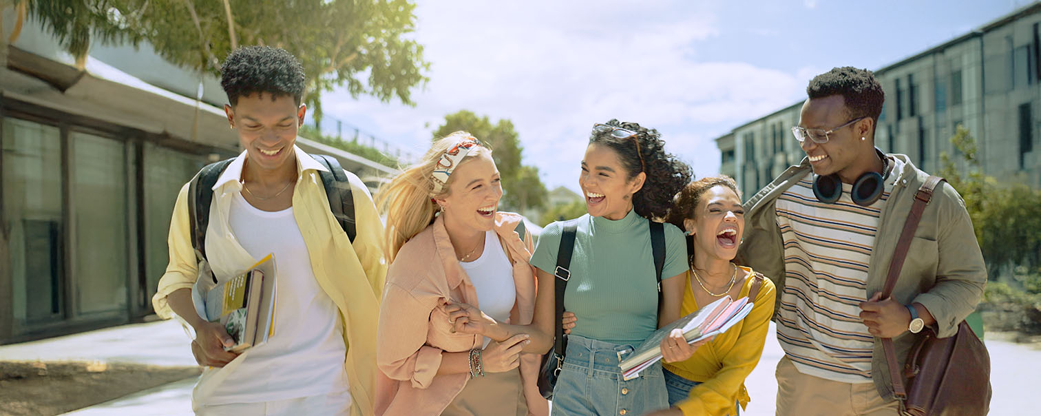 Groep dynamische jongeren die in de stad wandelen als illustratie voor de pagoina Startpack van DVV 