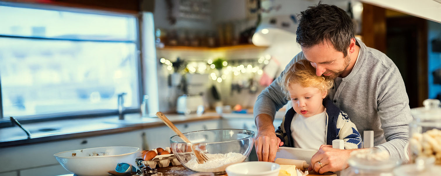 Père et fille en train de cuisiner pour illustrer l'option Protection juridique de l'assurance habitation