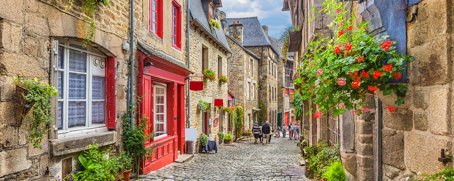 Une vue sur une rue typique d'une ville du nord de de la Belgique pour illustrer la page des assurances habitation de DVV.