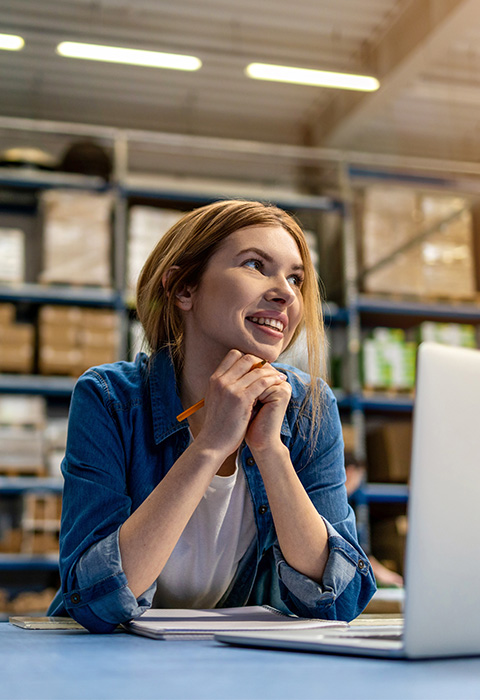 Personne dans sa zone de stockage pour illustrer la page de l'assurance incendie Cocoon Pro de DVV