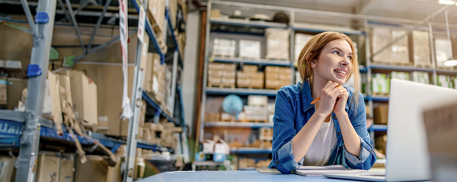 Vrouw in haar opslagruimte als illustratie van de pagina van de brandverzekering Cocoon Pro van DVV 