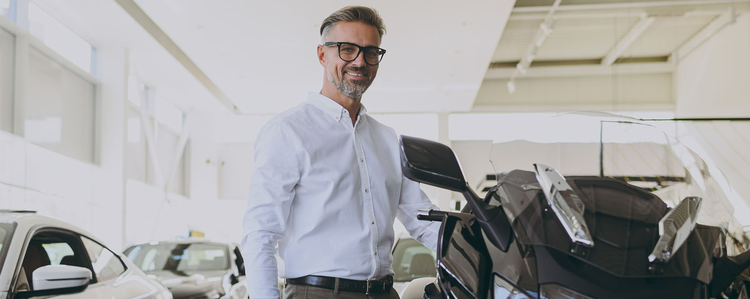 Man die uit wagen stapt als illustratie voor de pagina van de verzekering voor auto en bestelwagen Mobility Pro van DVV 