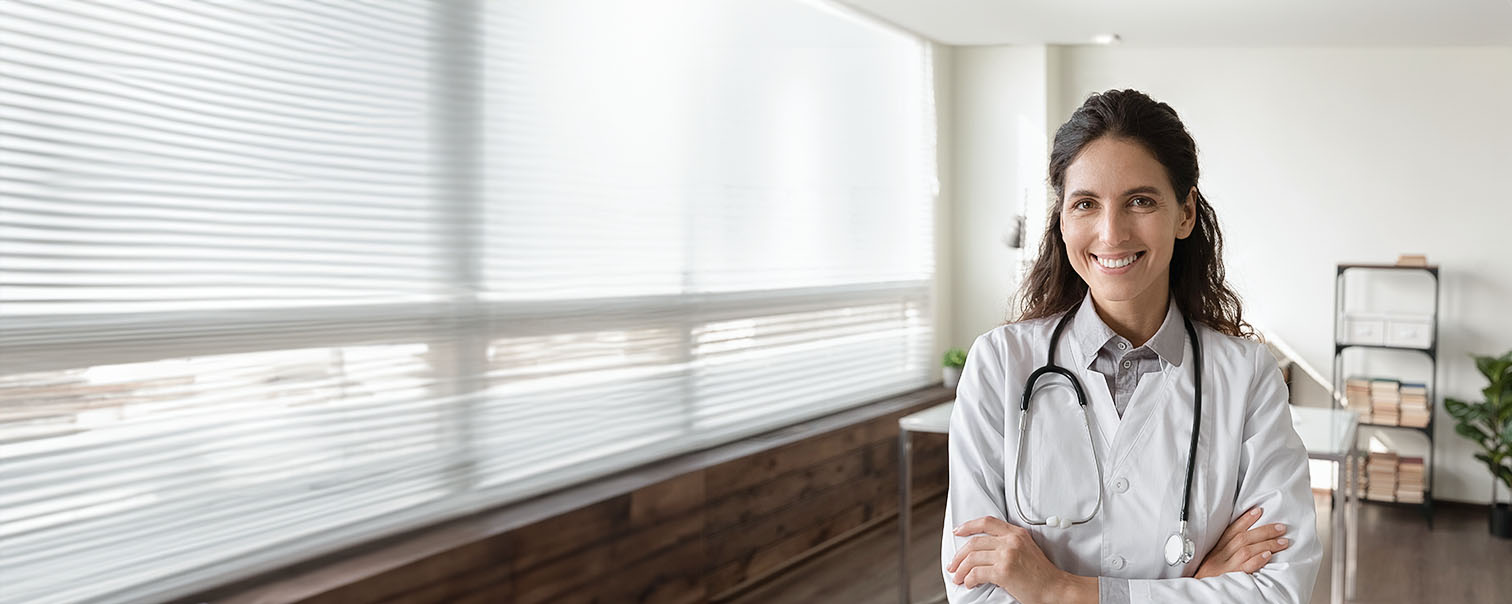 Jonge dokter in zijn kabinet als illustratie van de pagina ProPack Healthcare van DVV voor de medische sector 