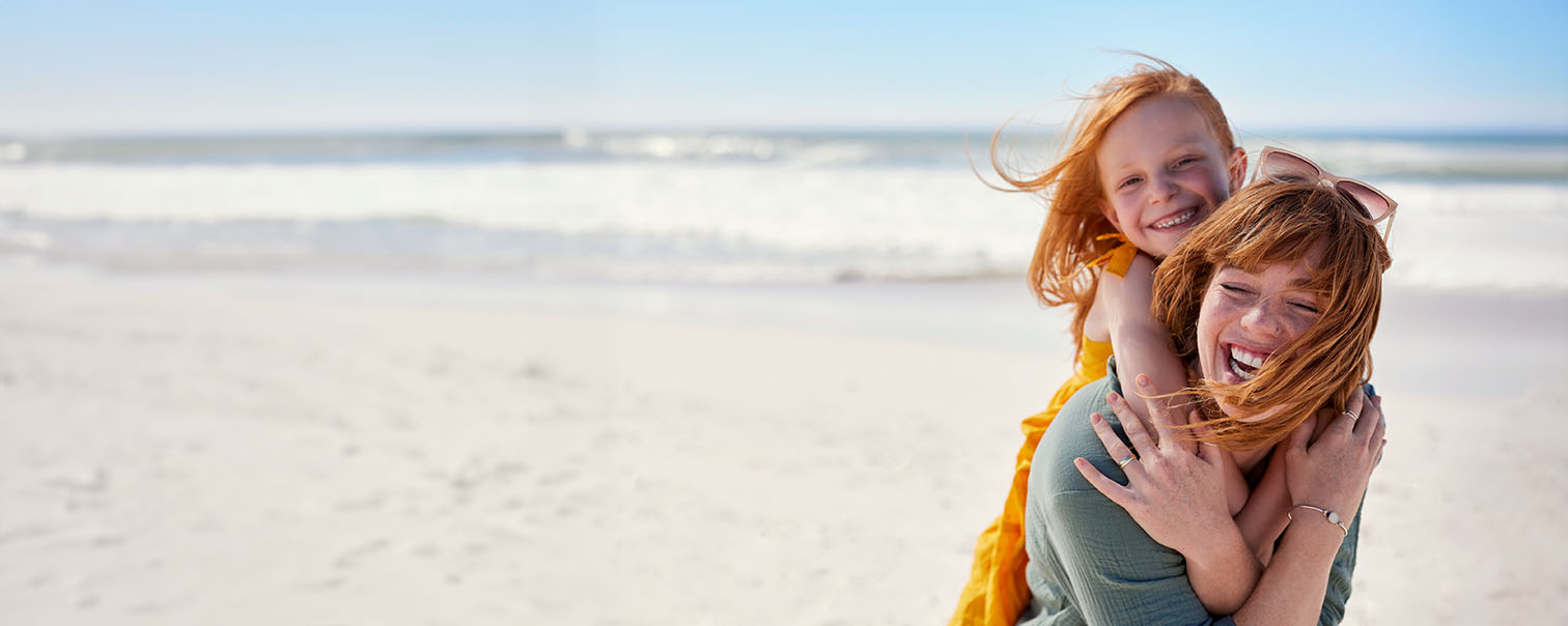 Mère et fille à la mer profitant ensemble du grand air pour illustrer la couverture Revenu garanti de différentes assurances pension