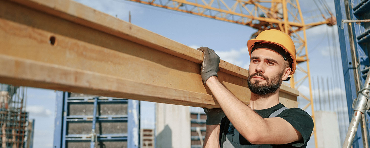 Een man aan het werk op een bouwwerf als illustratie bij de pagina over het melden van een arbeidsongeval, en wat je daarover moet weten.